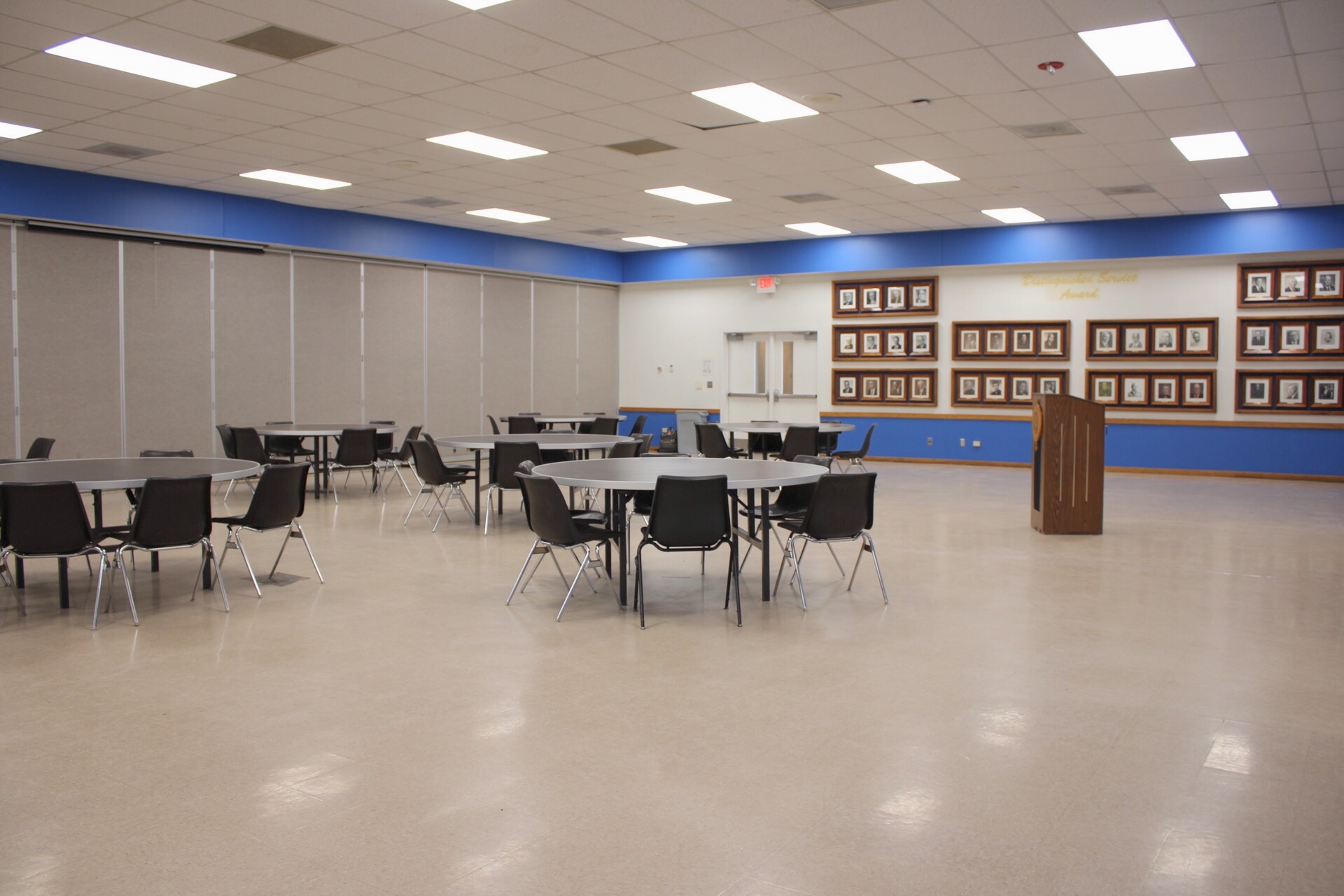 Live Oak Room showing tables, chairs and a movable podium.