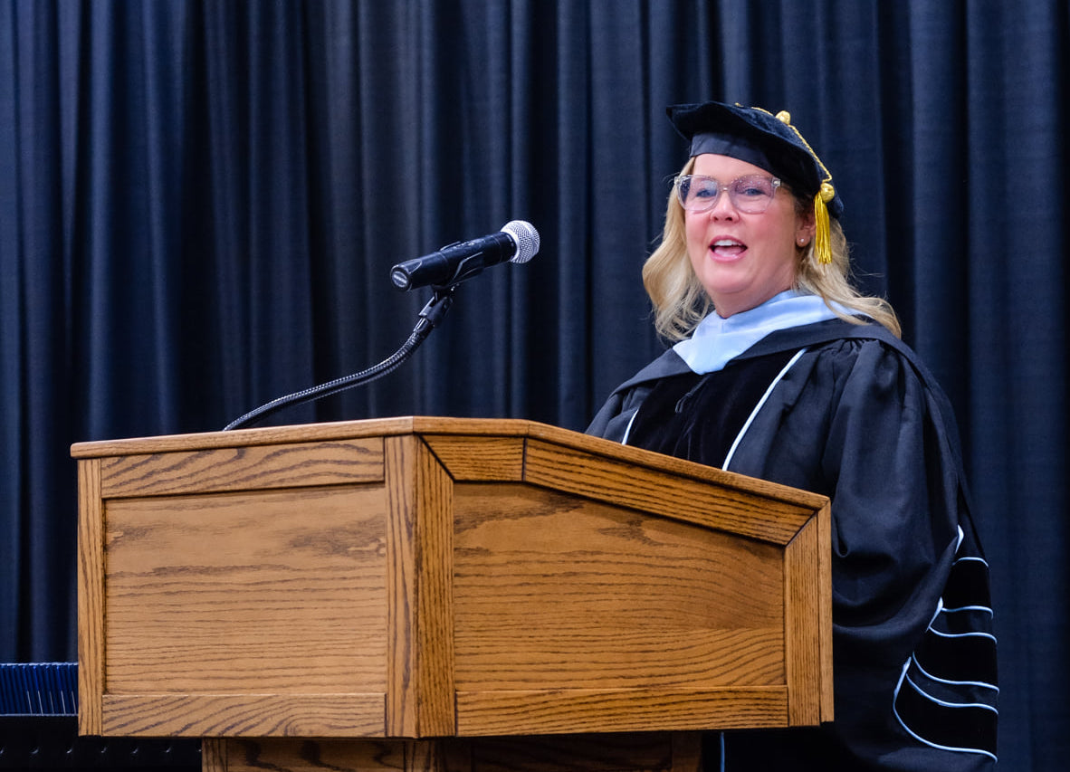 Dr. Darolyn Seay speaks at the podicum during the 2021 commencement.